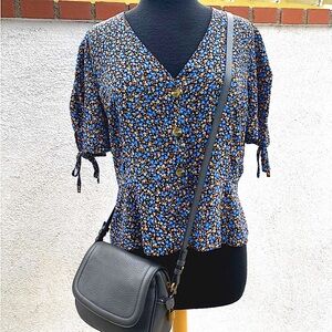 TOPSHOP 3 button blouse, pink & blue flowers
Polyester, machine washable